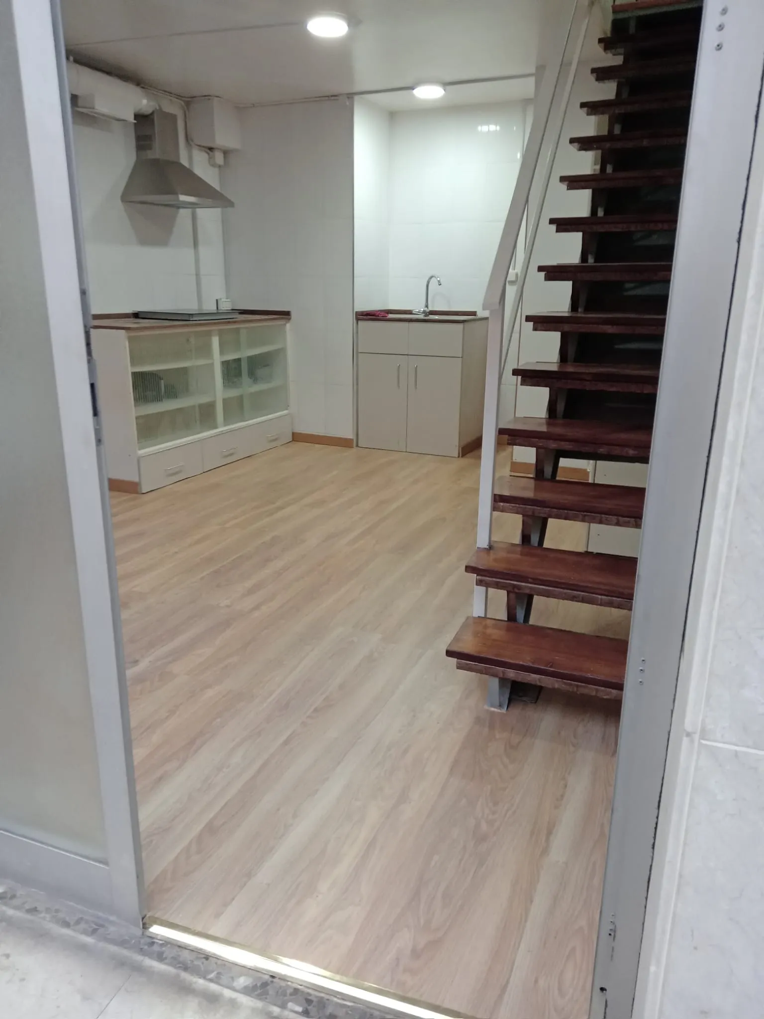 Resultado de la transformación de una parte de una farmacia en apartaestudio, imagen 7